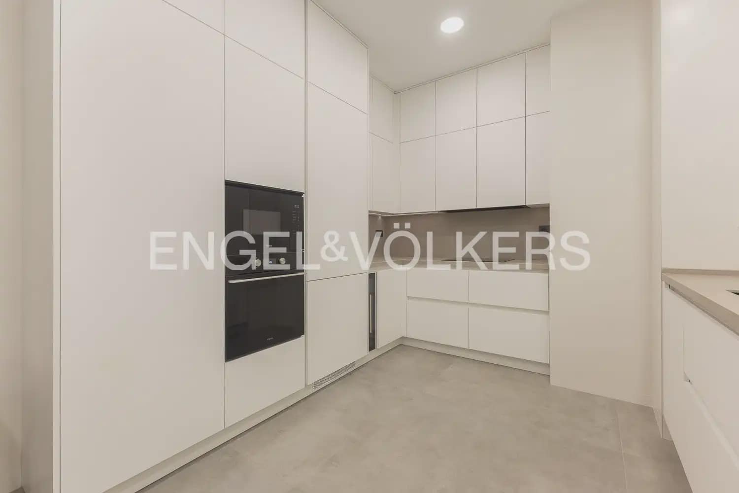 4 slaapkamer Flat te huur in Valencia stad - € 3.000 (Ref: 10156907)