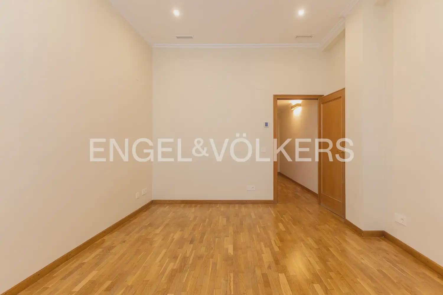 4 slaapkamer Flat te huur in Valencia stad - € 3.000 (Ref: 10156907)