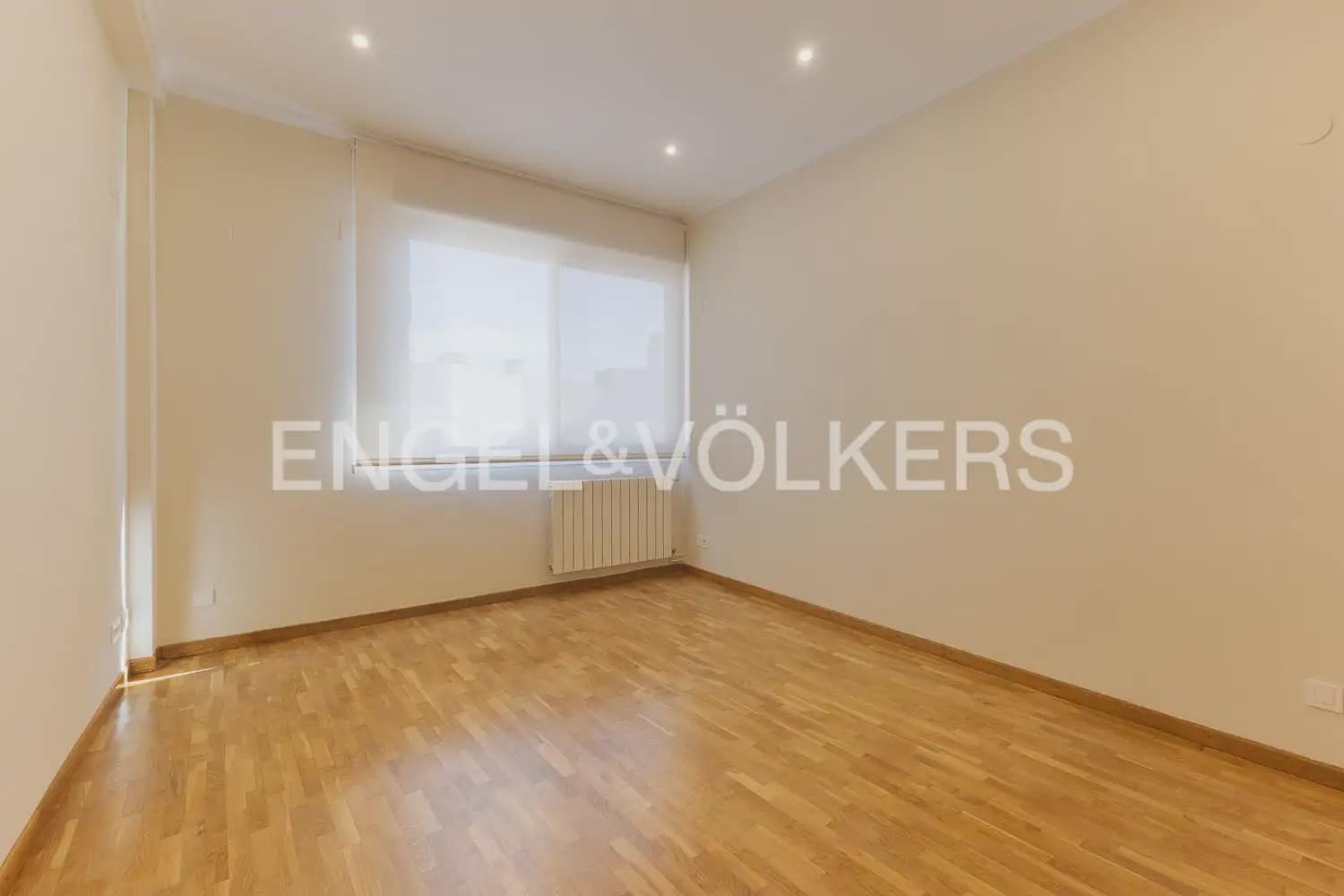 4 slaapkamer Flat te huur in Valencia stad - € 3.000 (Ref: 10156907)