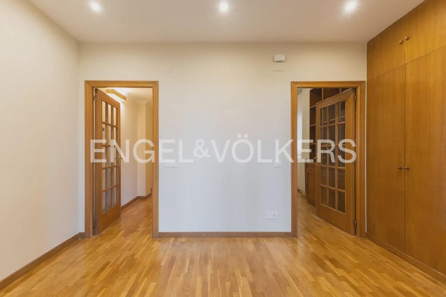 4 slaapkamer Flat te huur in Valencia stad - € 3.000 (Ref: 10156907)