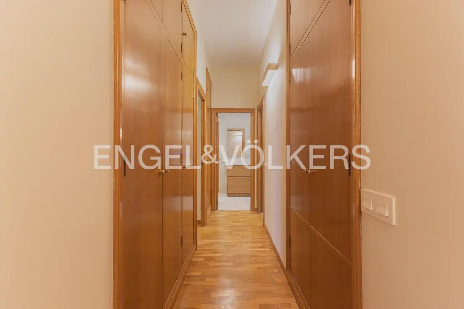 4 slaapkamer Flat te huur in Valencia stad - € 3.000 (Ref: 10156907)