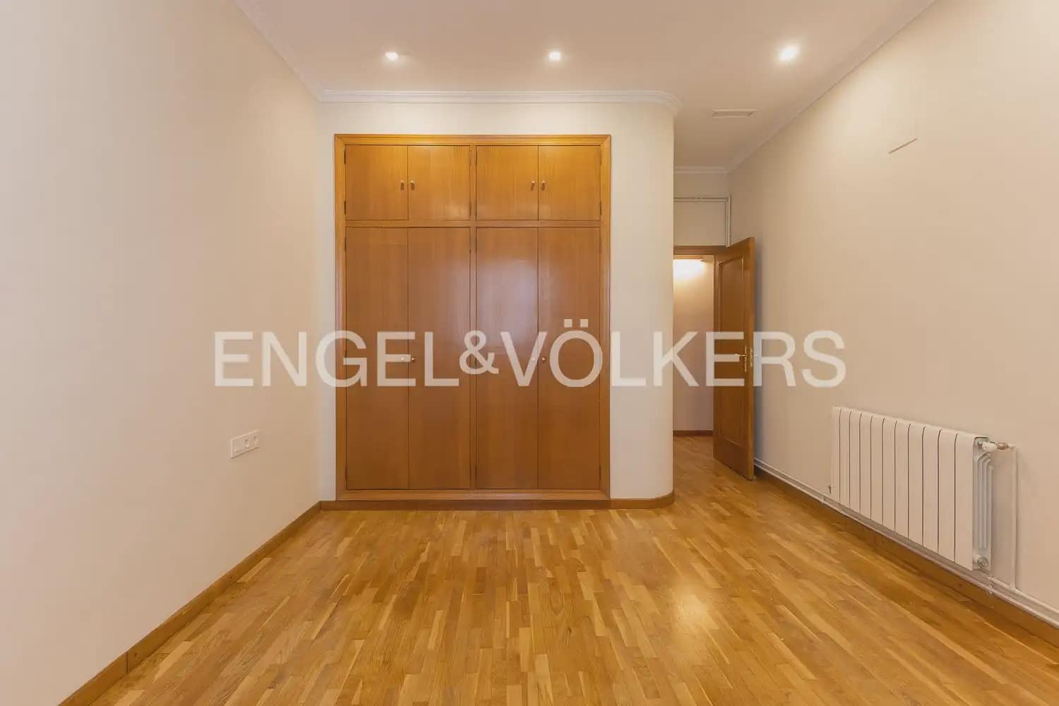 4 slaapkamer Flat te huur in Valencia stad - € 3.000 (Ref: 10156907)