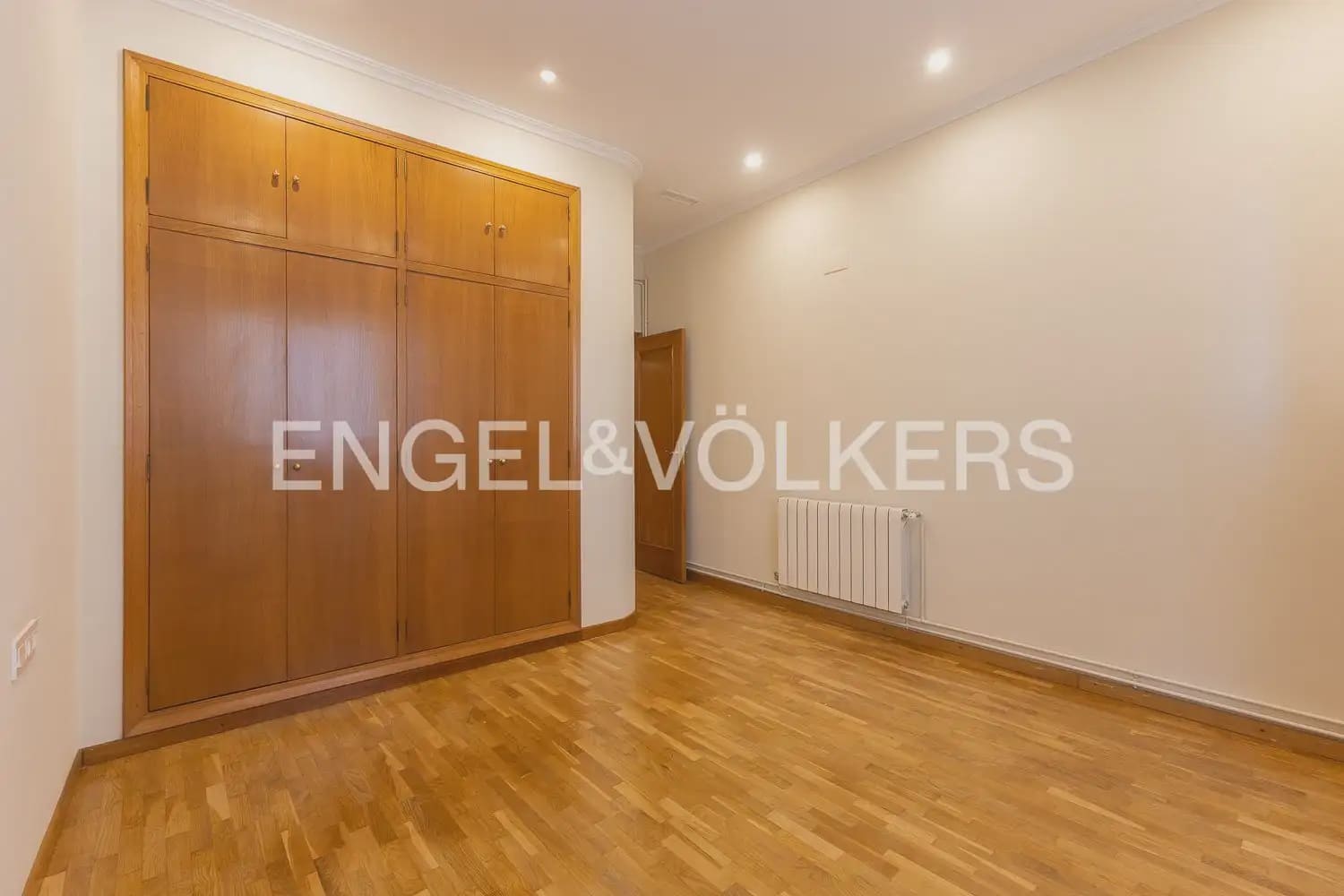 4 slaapkamer Flat te huur in Valencia stad - € 3.000 (Ref: 10156907)