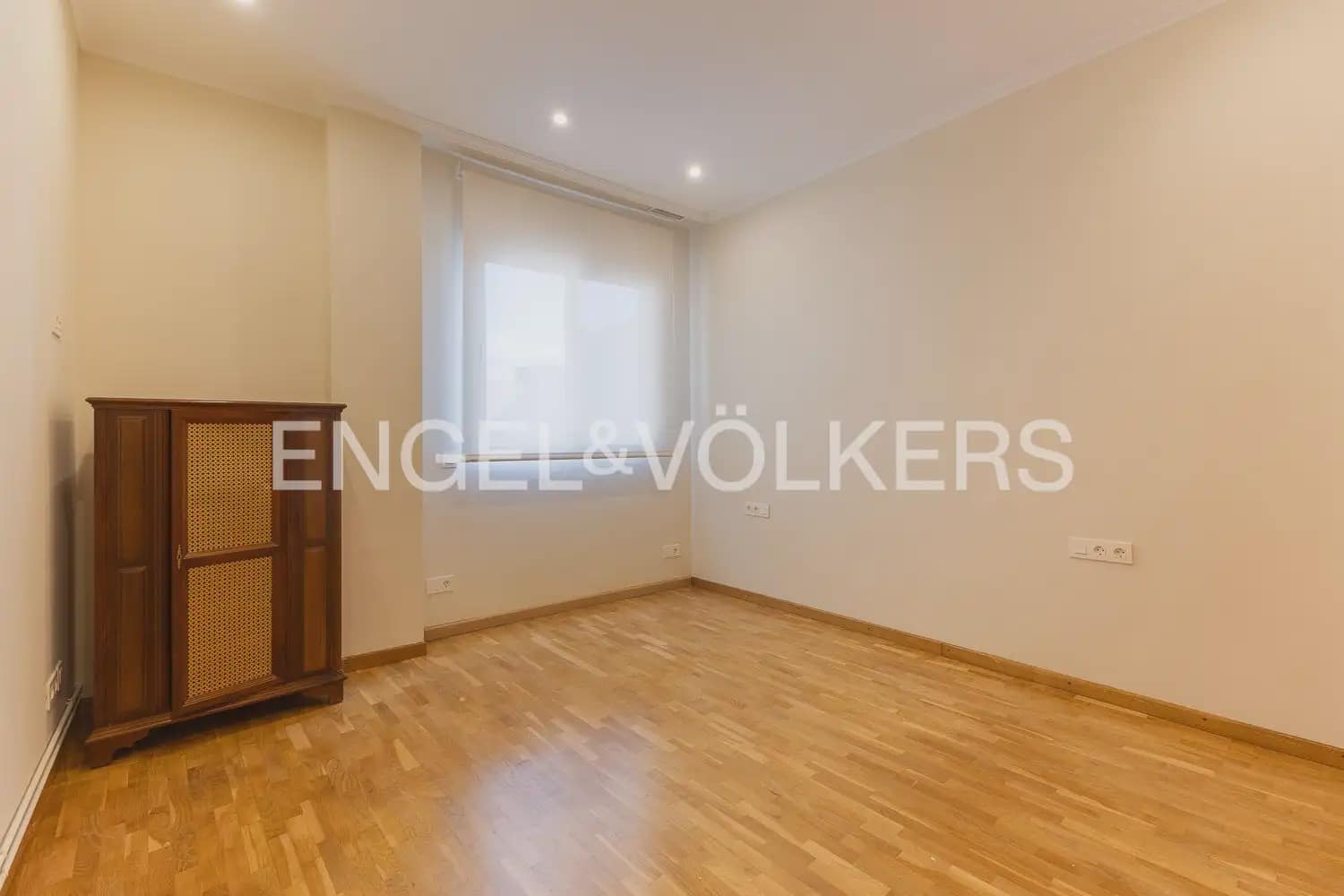 4 slaapkamer Flat te huur in Valencia stad - € 3.000 (Ref: 10156907)