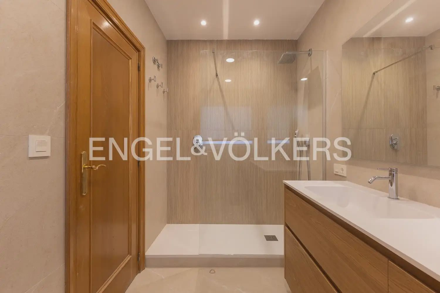 4 slaapkamer Flat te huur in Valencia stad - € 3.000 (Ref: 10156907)