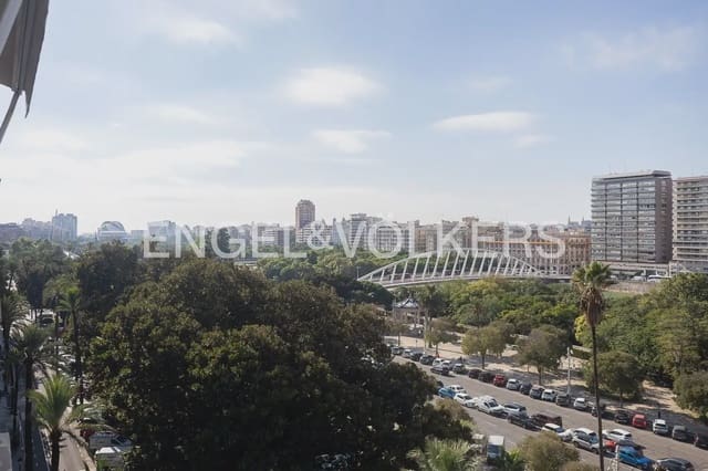 4 slaapkamer Flat te huur in Exposicio, Valencia stad - € 3.000 (Ref: 10156907)