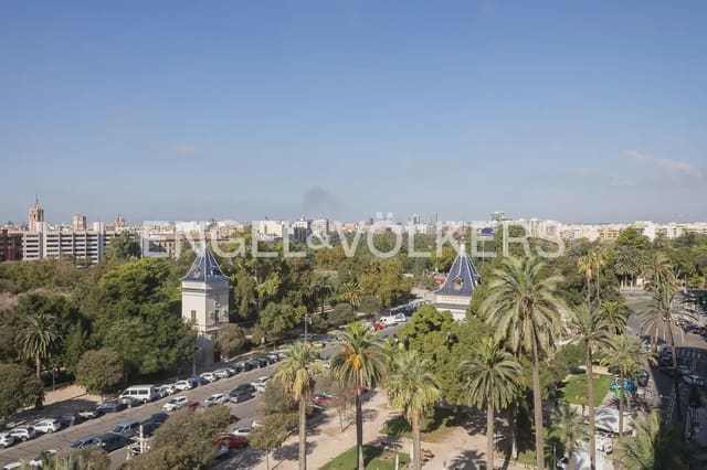 4 slaapkamer Flat te huur in Exposicio, Valencia stad - € 3.000 (Ref: 10156907)