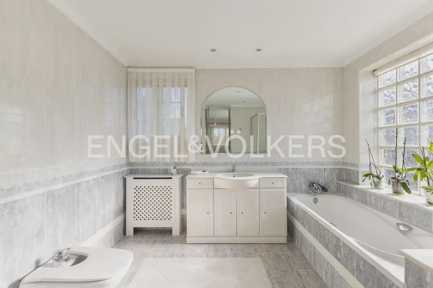 6 bedroom Villa for sale in Serra with pool garage - € 630,000 (Ref: 10156909)