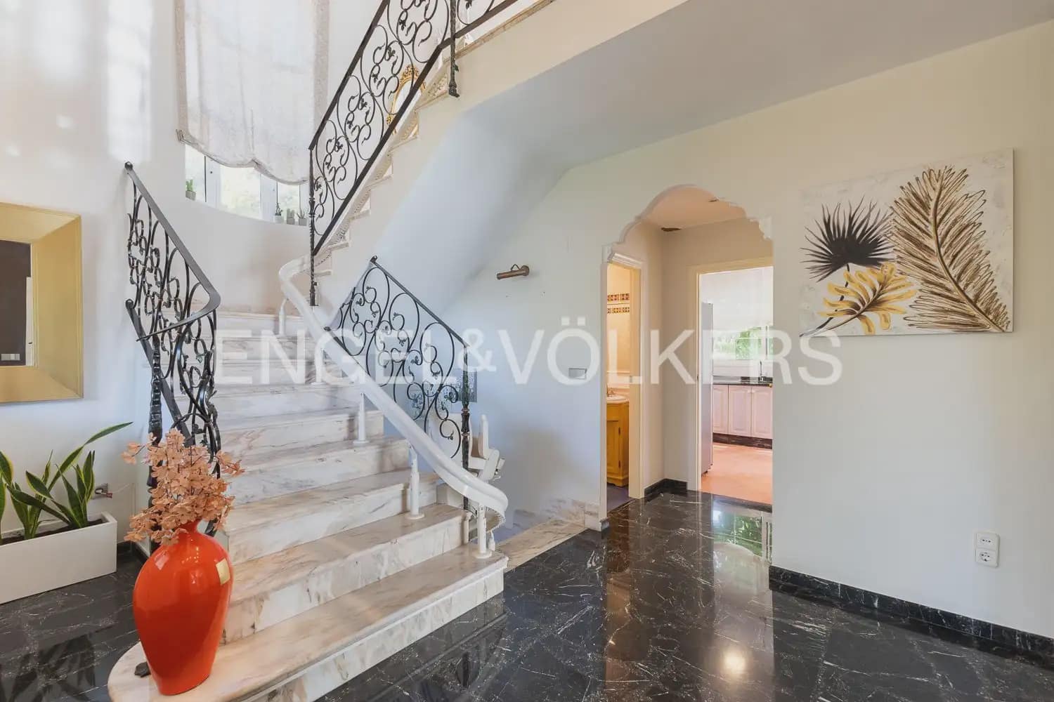 6 bedroom Villa for sale in Serra with pool garage - € 630,000 (Ref: 10156909)