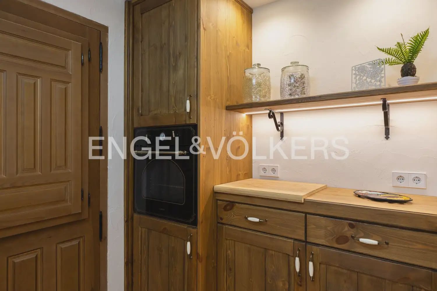 6 bedroom Villa for sale in Serra with pool garage - € 630,000 (Ref: 10156909)