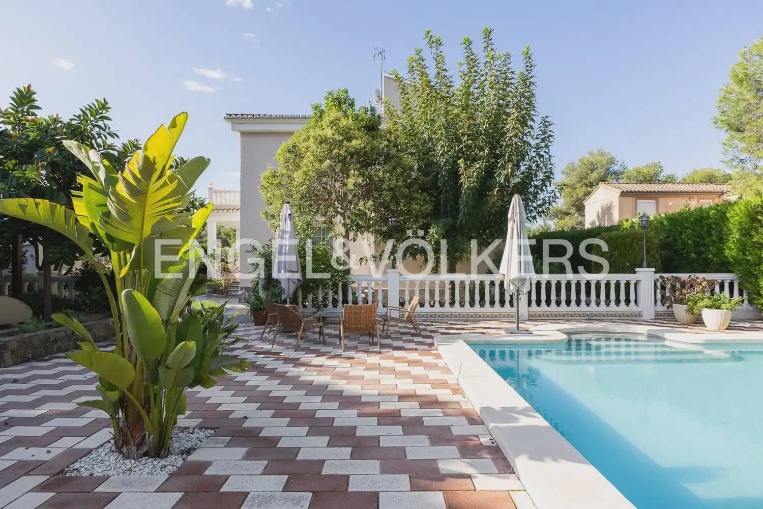 6 bedroom Villa for sale in Serra with pool garage - € 630,000 (Ref: 10156909)