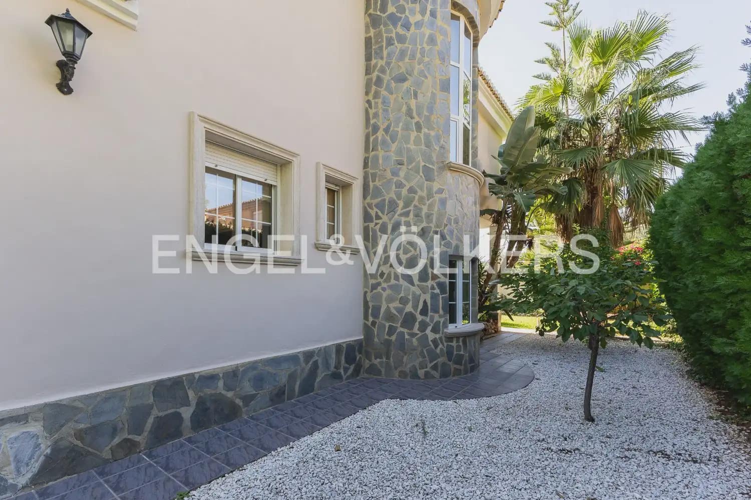 6 bedroom Villa for sale in Serra with pool garage - € 630,000 (Ref: 10156909)