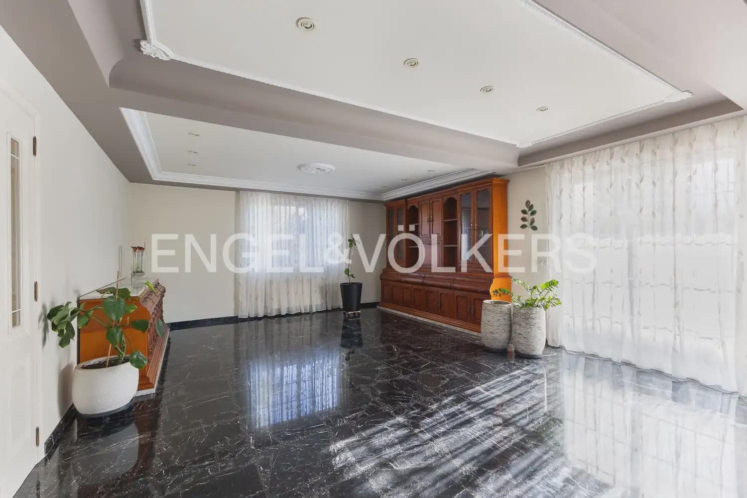 6 bedroom Villa for sale in Serra with pool garage - € 630,000 (Ref: 10156909)