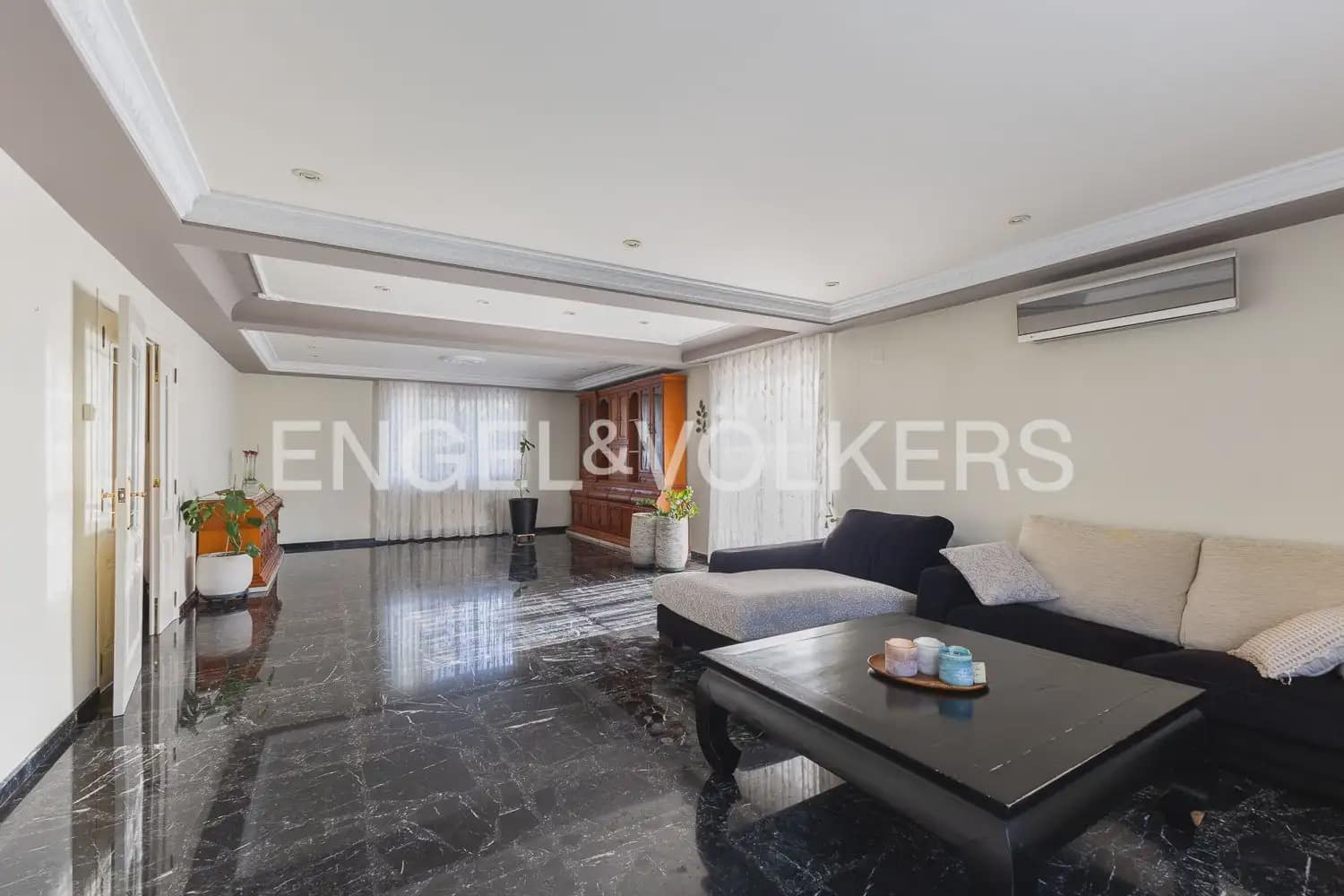 6 bedroom Villa for sale in Serra with pool garage - € 630,000 (Ref: 10156909)