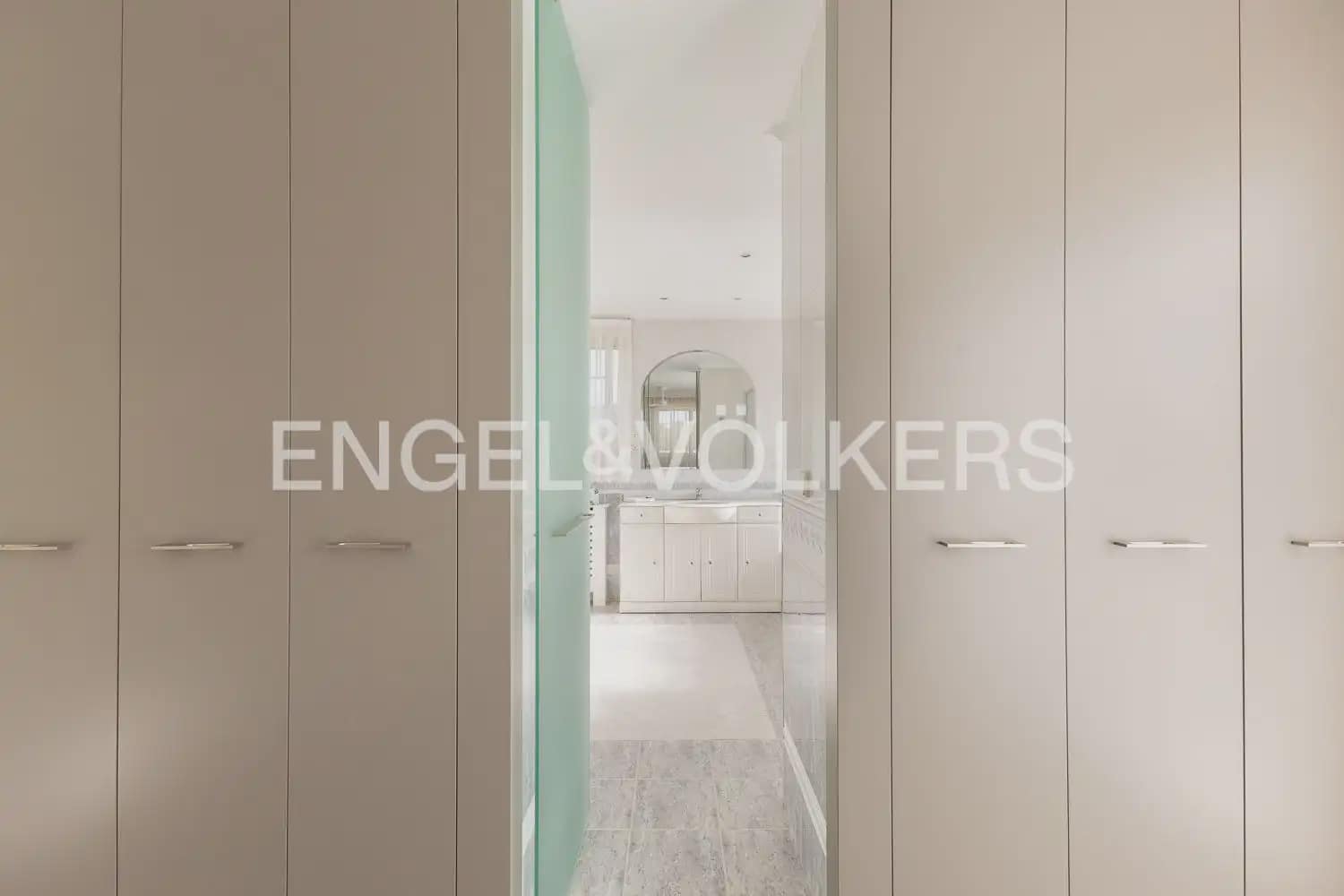 6 bedroom Villa for sale in Serra with pool garage - € 630,000 (Ref: 10156909)