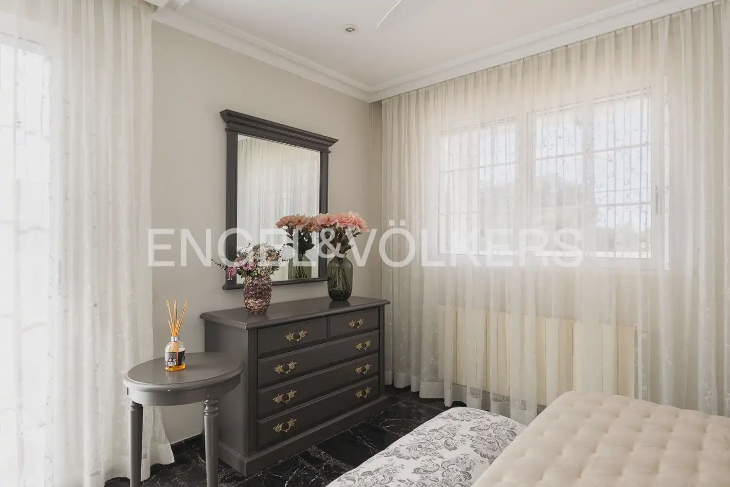 6 bedroom Villa for sale in Serra with pool garage - € 630,000 (Ref: 10156909)