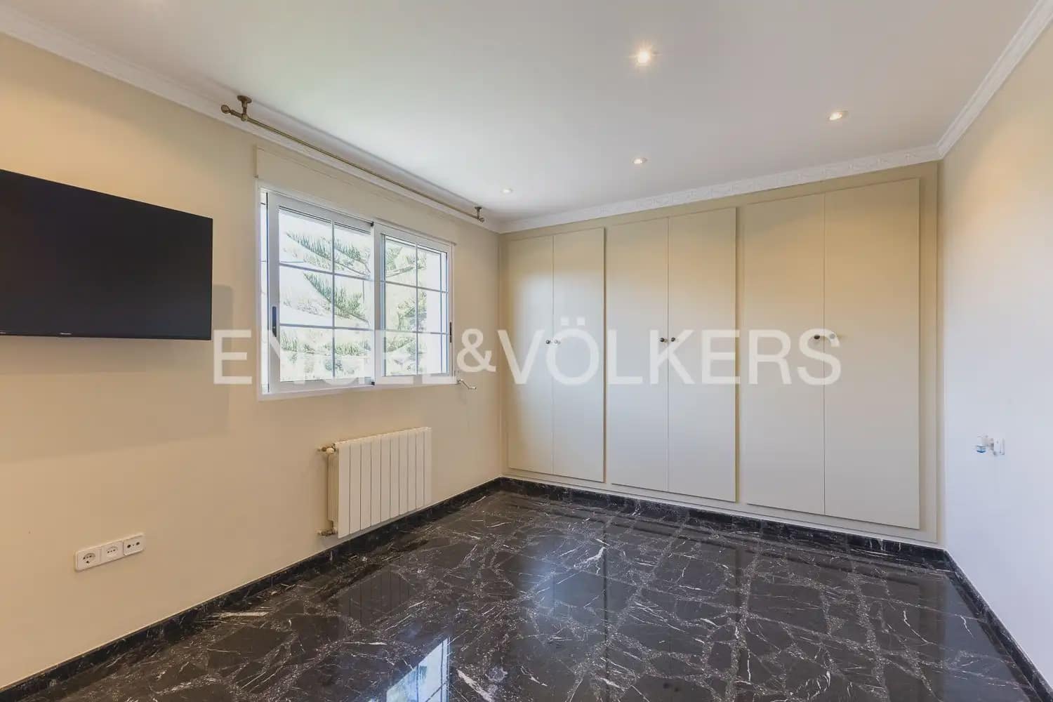 6 bedroom Villa for sale in Serra with pool garage - € 630,000 (Ref: 10156909)