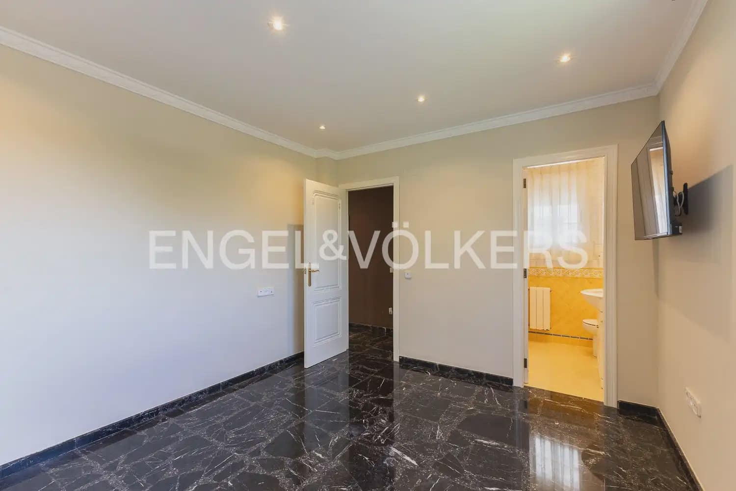 6 bedroom Villa for sale in Serra with pool garage - € 630,000 (Ref: 10156909)