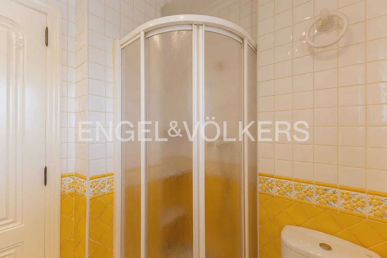 6 bedroom Villa for sale in Serra with pool garage - € 630,000 (Ref: 10156909)