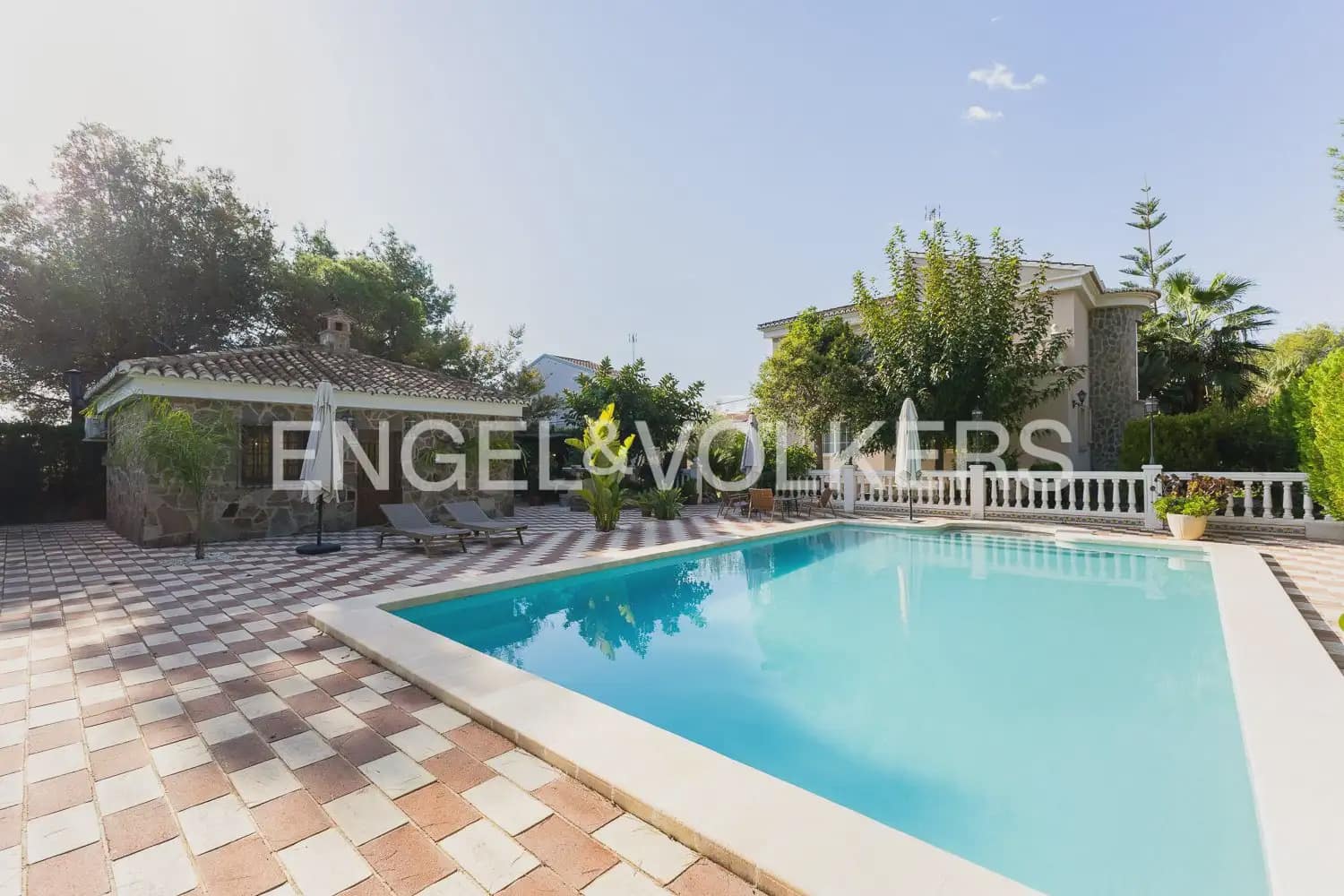 6 bedroom Villa for sale in Serra with pool garage - € 630,000 (Ref: 10156909)