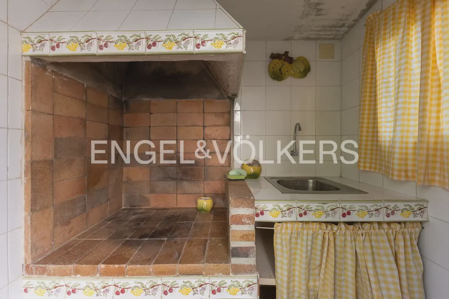 6 bedroom Villa for sale in Serra with pool garage - € 630,000 (Ref: 10156909)