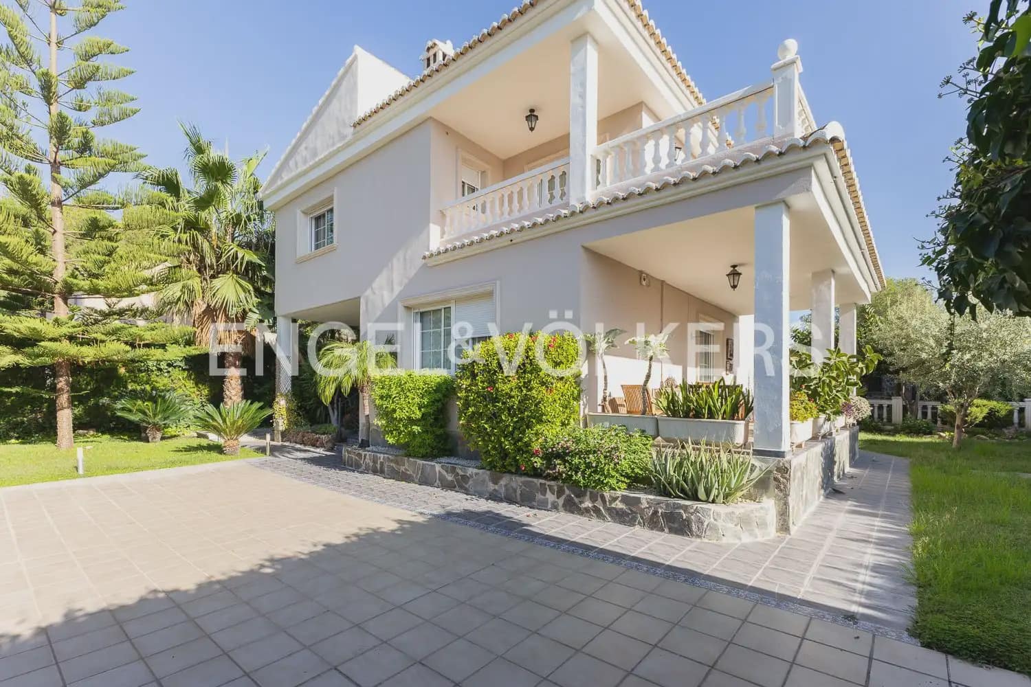 6 bedroom Villa for sale in Serra with pool garage - € 630,000 (Ref: 10156909)