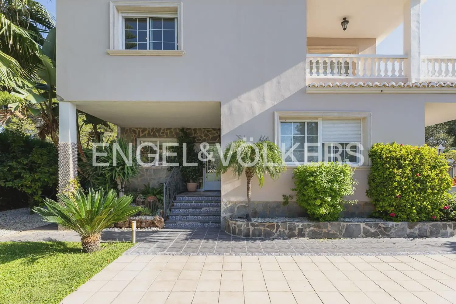 6 bedroom Villa for sale in Serra with pool garage - € 630,000 (Ref: 10156909)