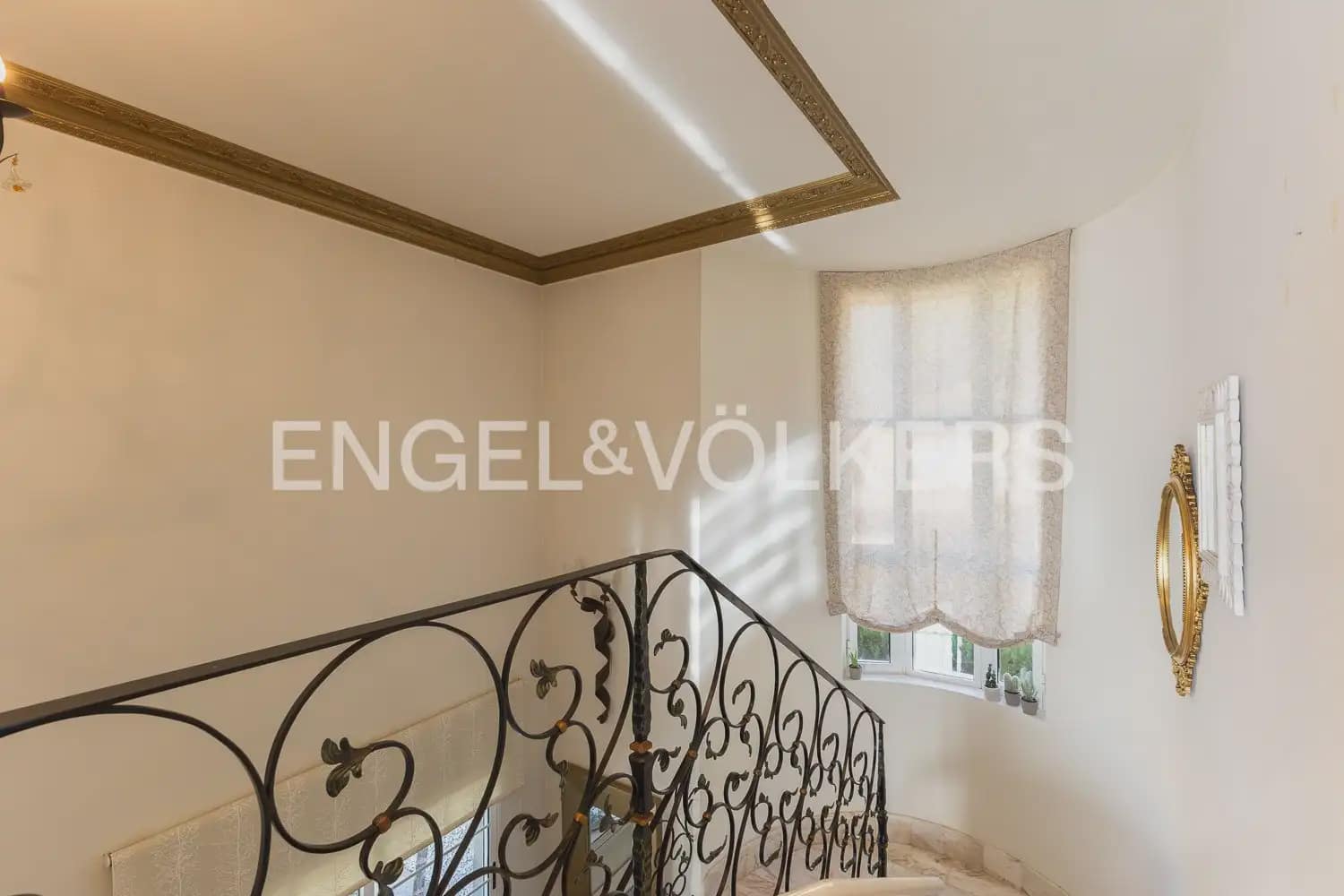6 bedroom Villa for sale in Serra with pool garage - € 630,000 (Ref: 10156909)