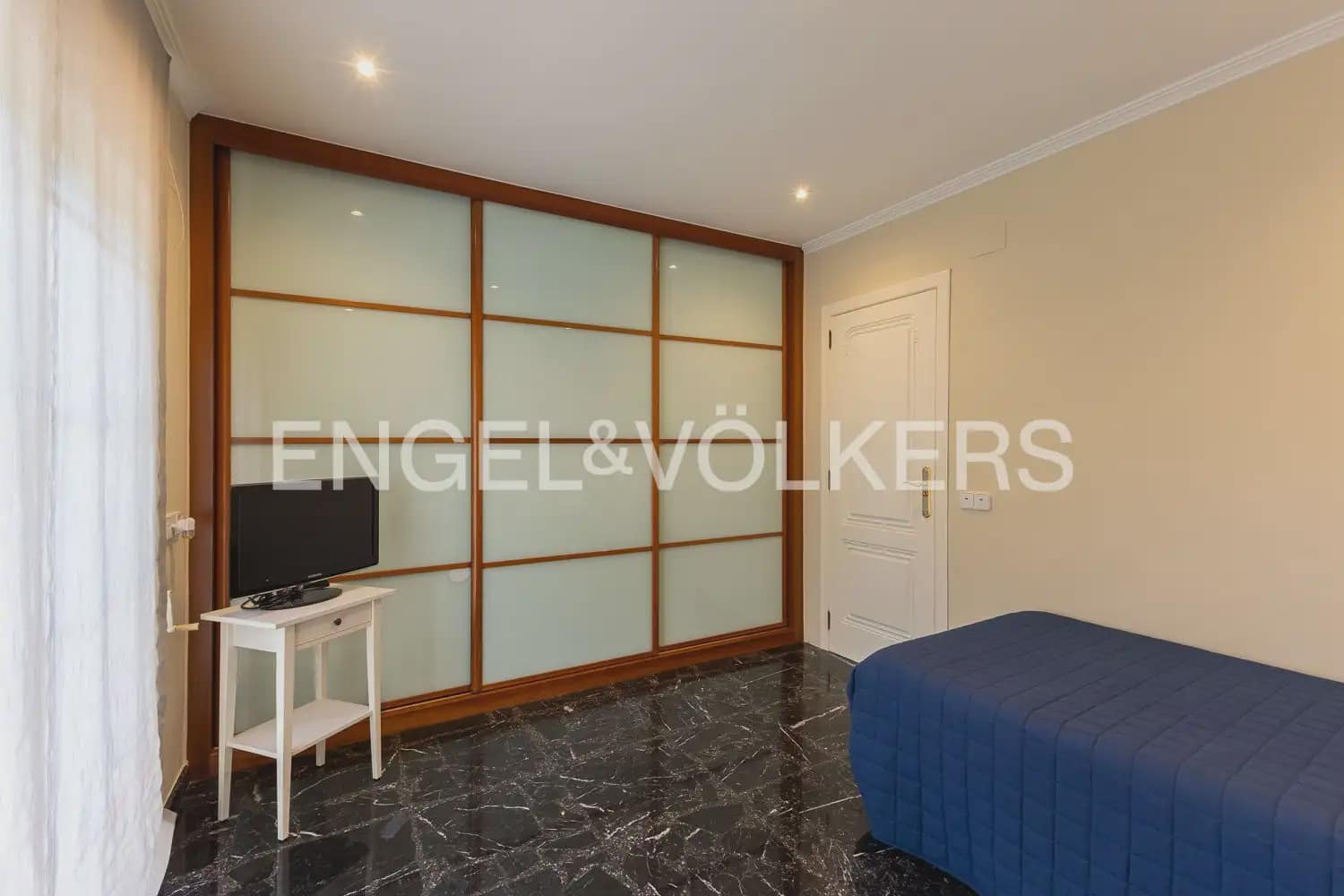 6 bedroom Villa for sale in Serra with pool garage - € 630,000 (Ref: 10156909)
