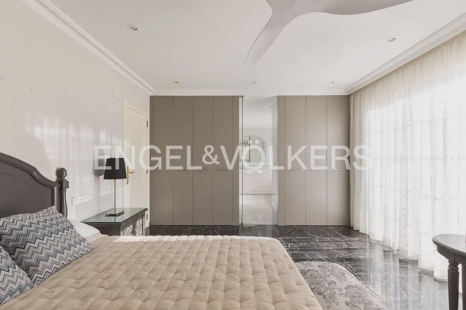 6 bedroom Villa for sale in Serra with pool garage - € 630,000 (Ref: 10156909)
