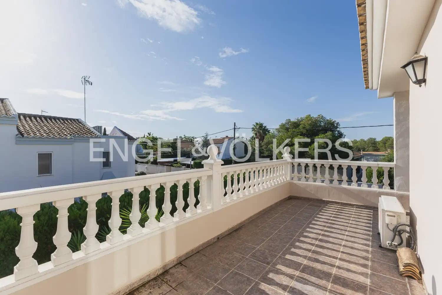 6 bedroom Villa for sale in Serra with pool garage - € 630,000 (Ref: 10156909)