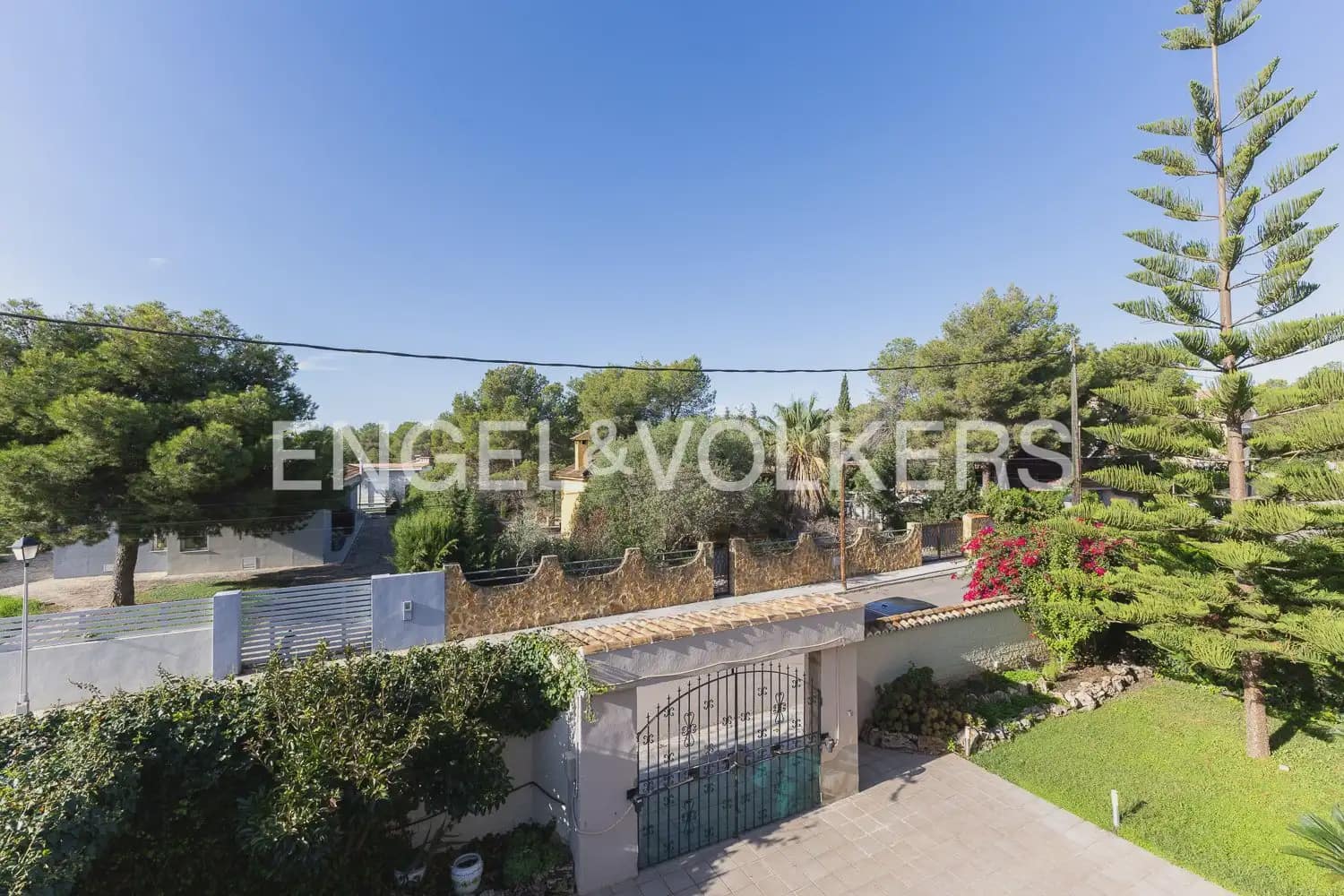 6 bedroom Villa for sale in Serra with pool garage - € 630,000 (Ref: 10156909)