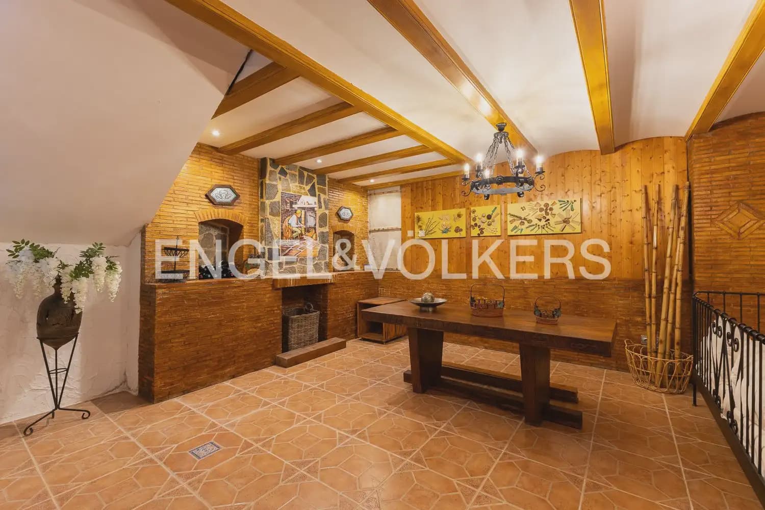 6 bedroom Villa for sale in Serra with pool garage - € 630,000 (Ref: 10156909)