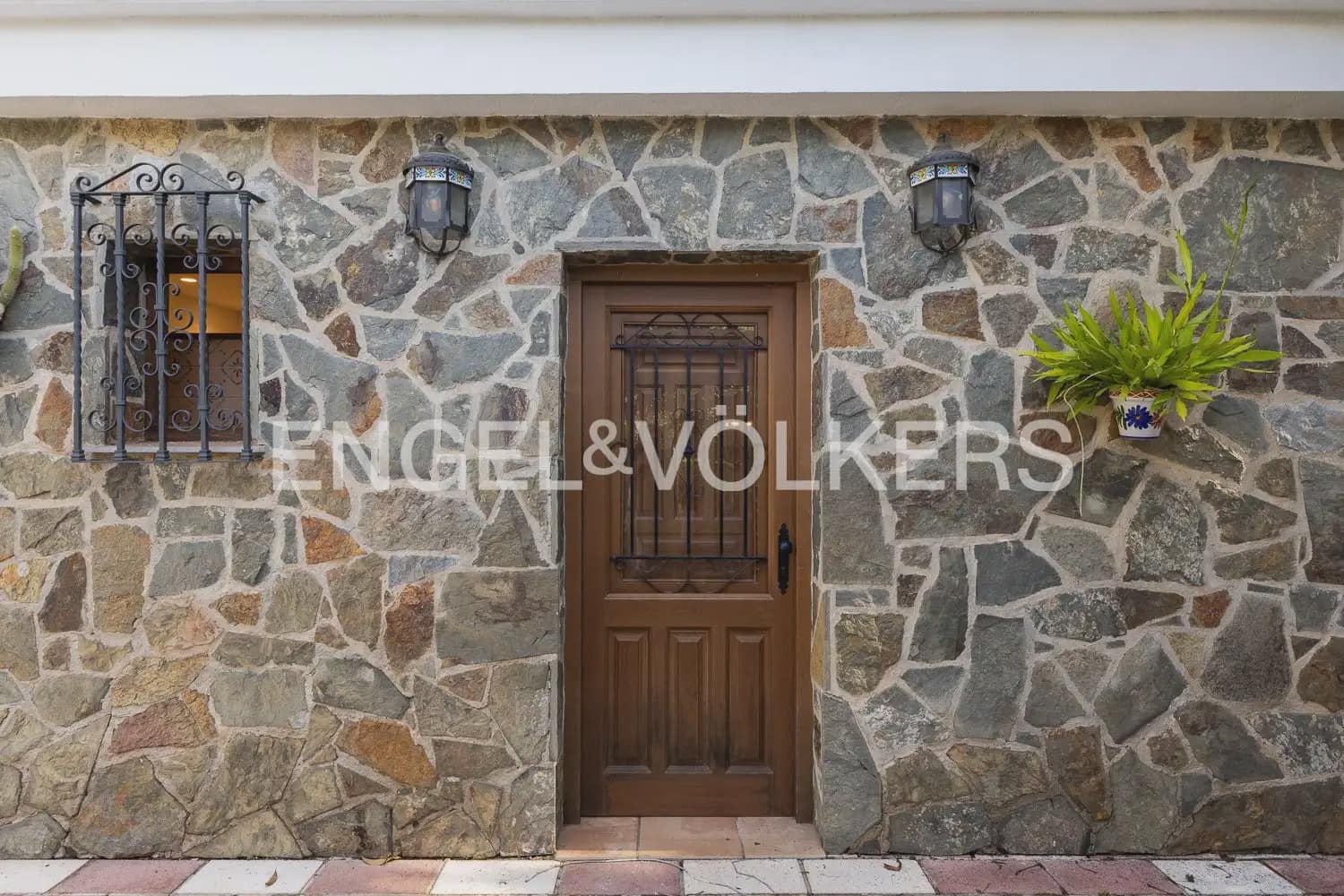 6 bedroom Villa for sale in Serra with pool garage - € 630,000 (Ref: 10156909)