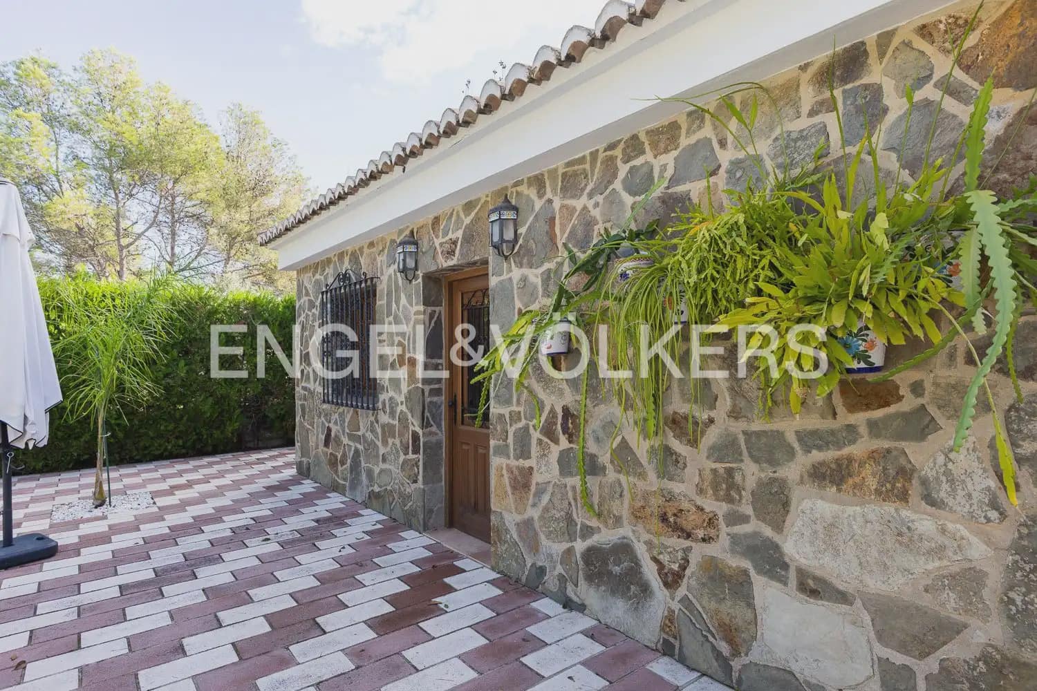 6 bedroom Villa for sale in Serra with pool garage - € 630,000 (Ref: 10156909)