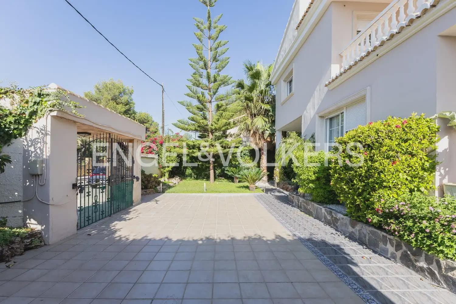 6 bedroom Villa for sale in Serra with pool garage - € 630,000 (Ref: 10156909)