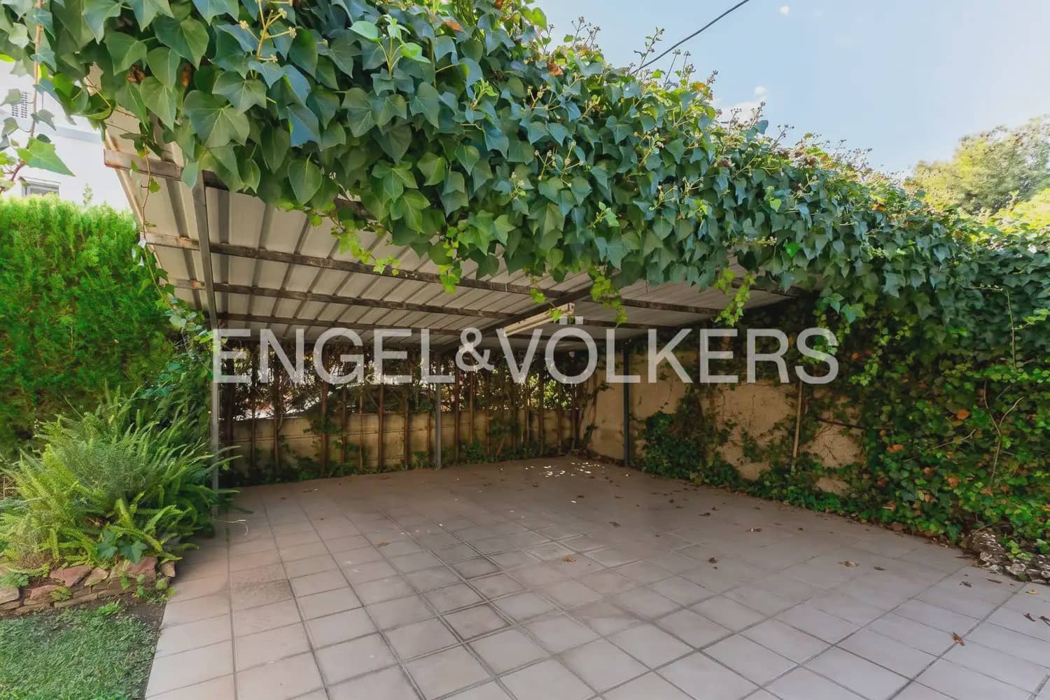 6 bedroom Villa for sale in Serra with pool garage - € 630,000 (Ref: 10156909)