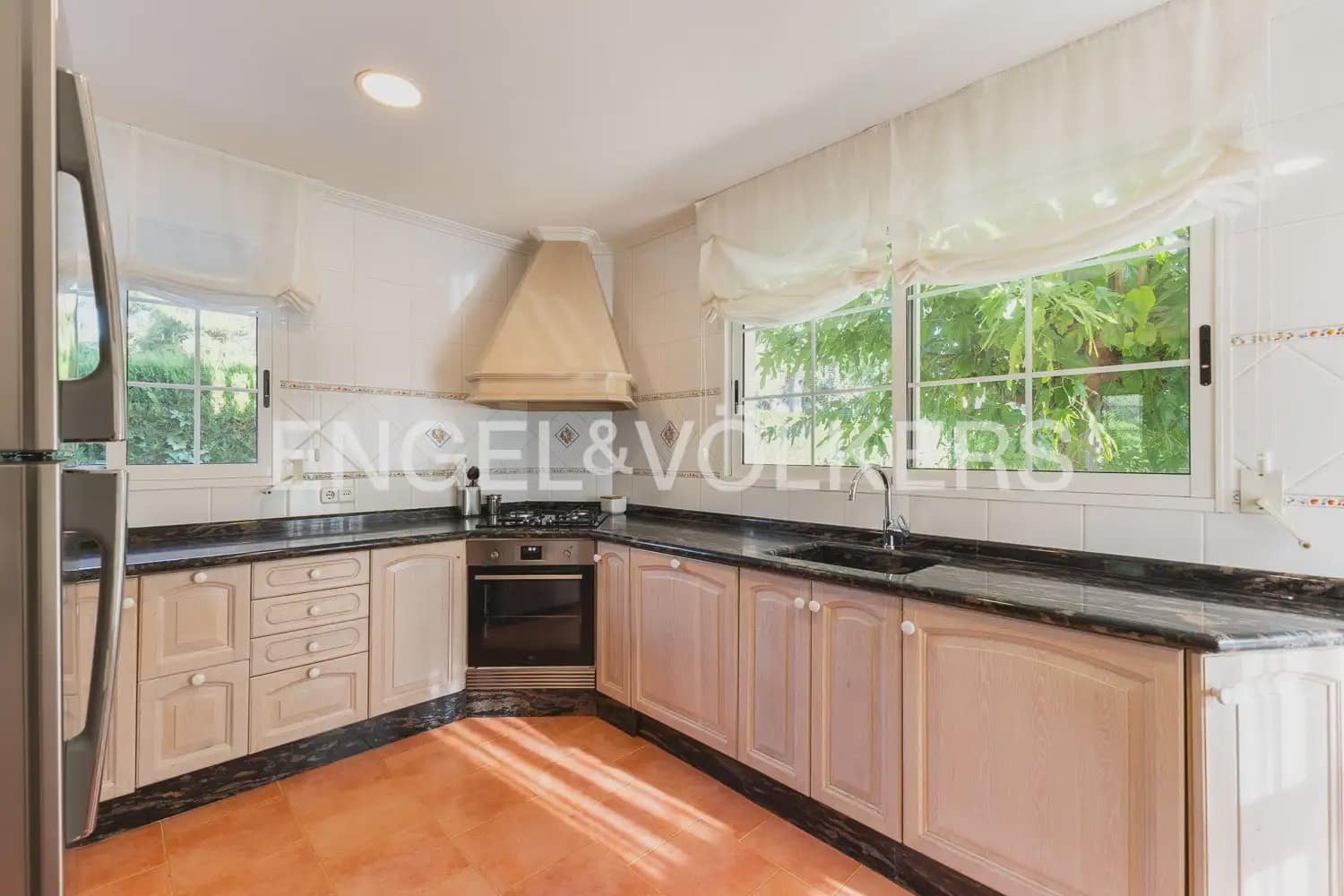 6 bedroom Villa for sale in Serra with pool garage - € 630,000 (Ref: 10156909)