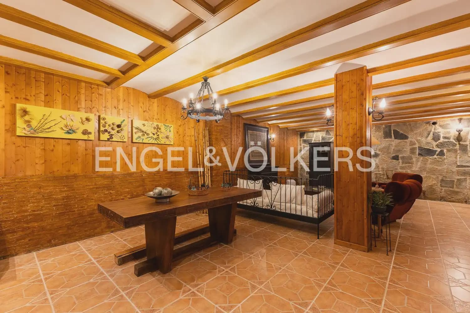 6 bedroom Villa for sale in Serra with pool garage - € 630,000 (Ref: 10156909)
