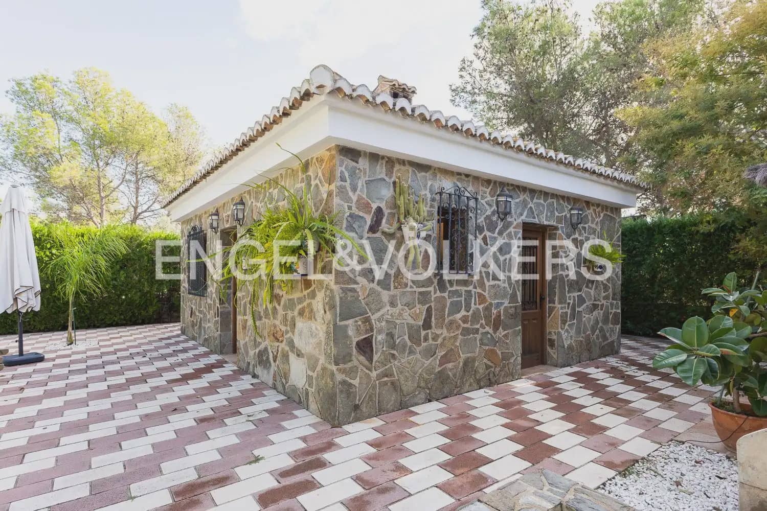 6 bedroom Villa for sale in Serra with pool garage - € 630,000 (Ref: 10156909)