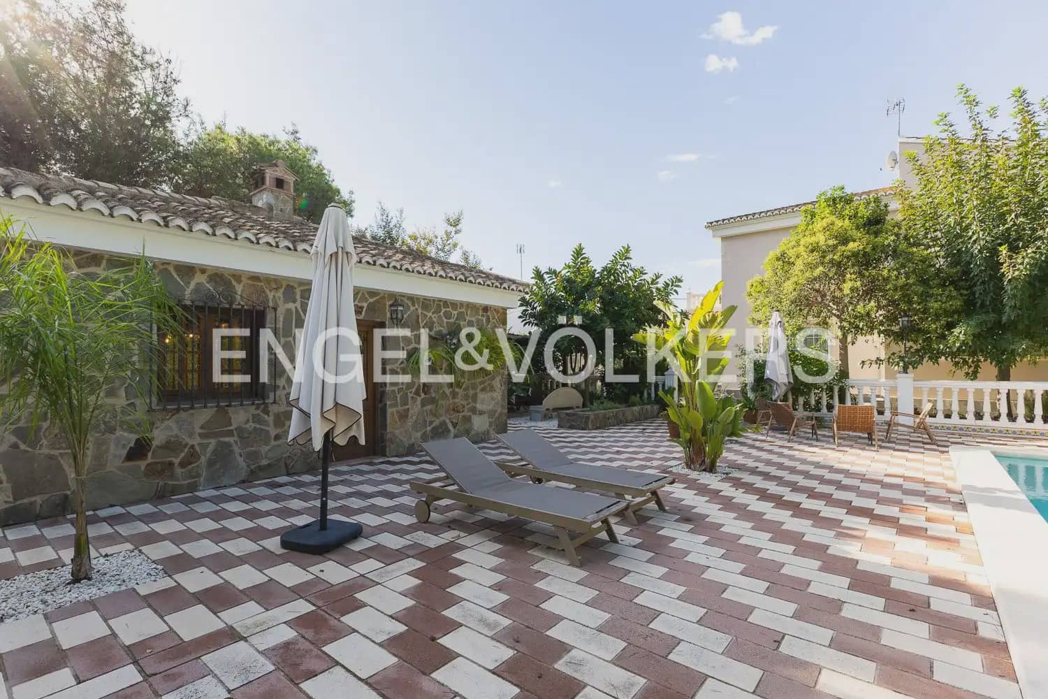 6 bedroom Villa for sale in Serra with pool garage - € 630,000 (Ref: 10156909)