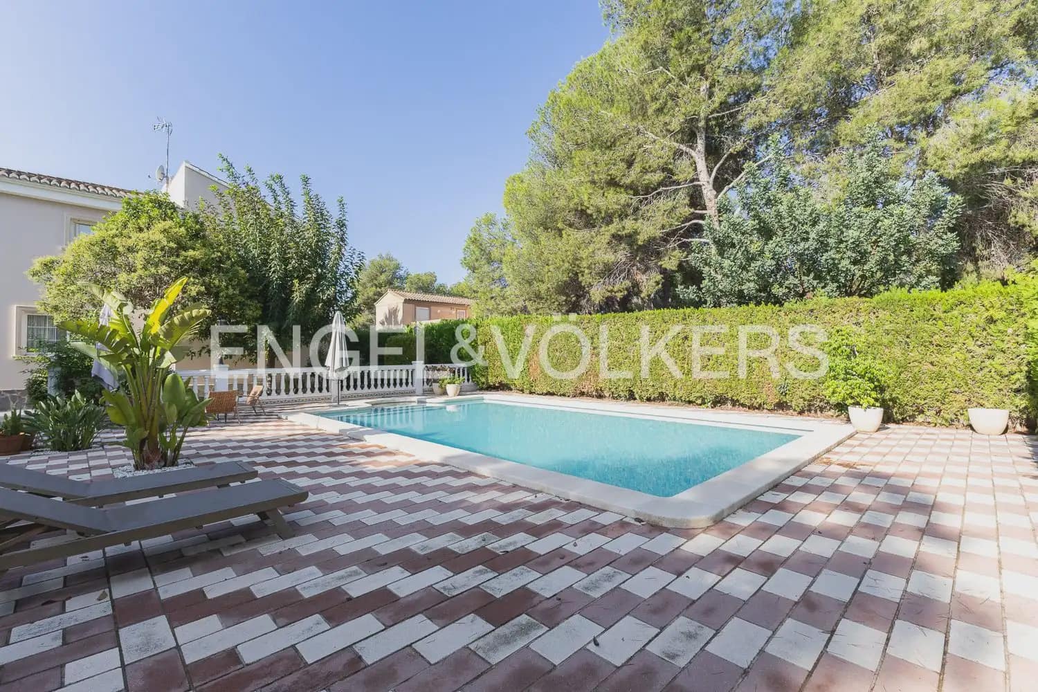 6 bedroom Villa for sale in Serra with pool garage - € 630,000 (Ref: 10156909)