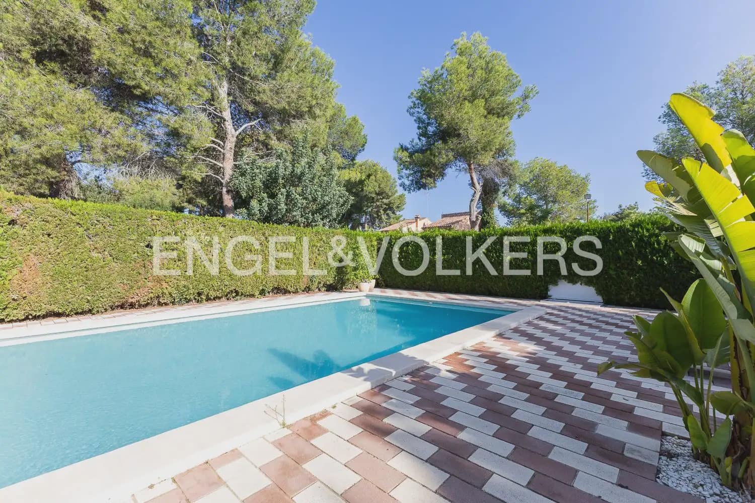 6 bedroom Villa for sale in Serra with pool garage - € 630,000 (Ref: 10156909)
