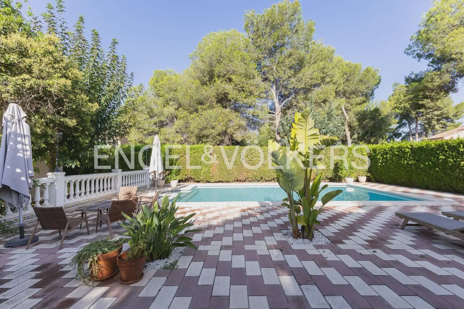 6 bedroom Villa for sale in Serra with pool garage - € 630,000 (Ref: 10156909)