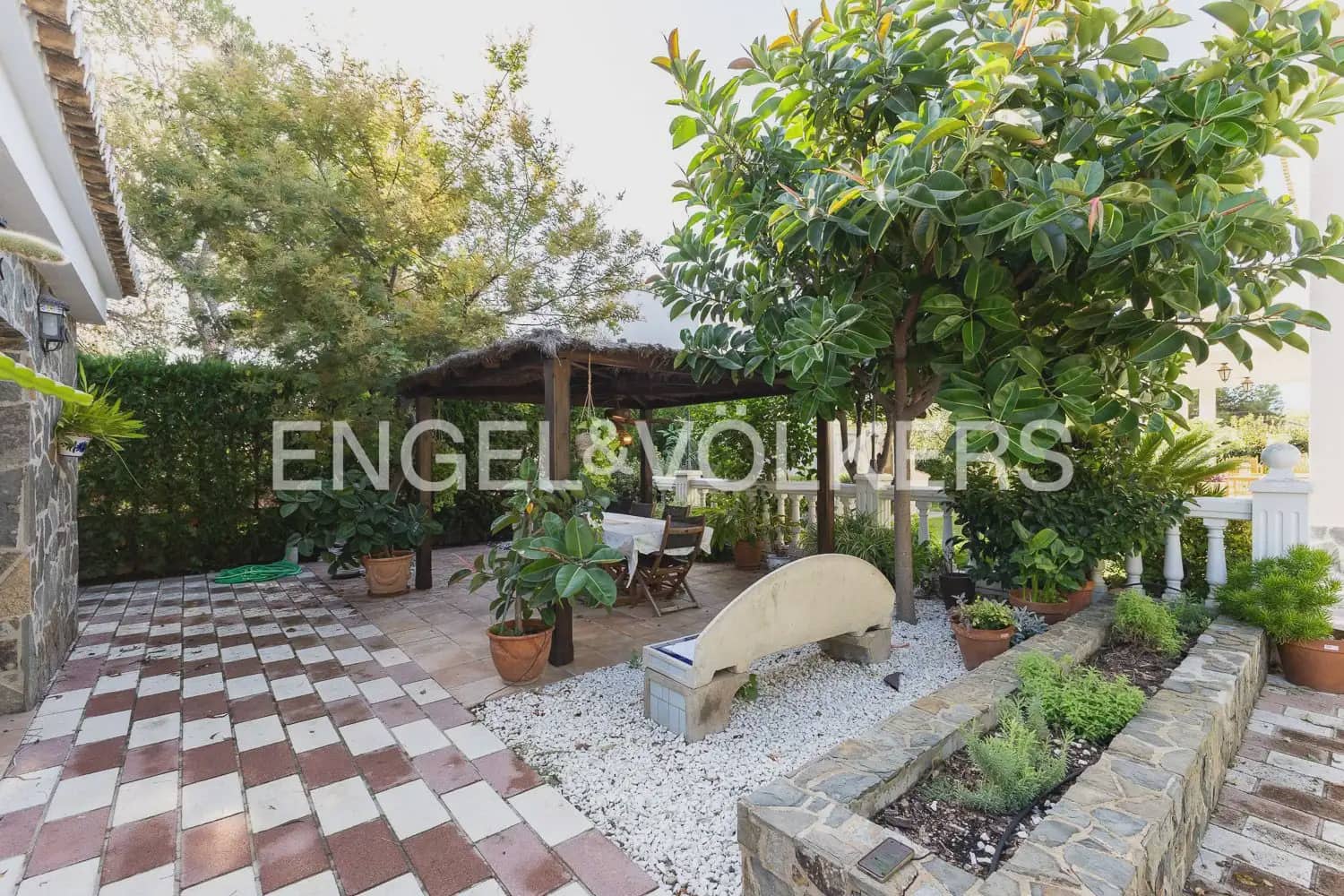 6 bedroom Villa for sale in Serra with pool garage - € 630,000 (Ref: 10156909)