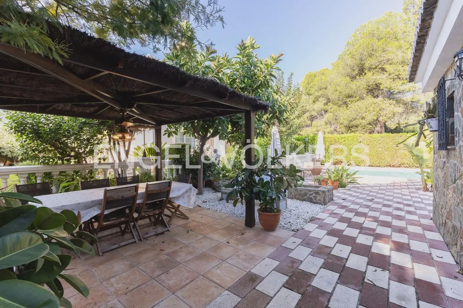 6 bedroom Villa for sale in Serra with pool garage - € 630,000 (Ref: 10156909)