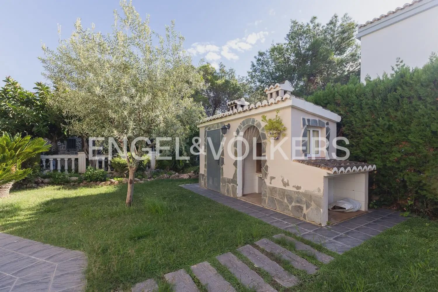 6 bedroom Villa for sale in Serra with pool garage - € 630,000 (Ref: 10156909)