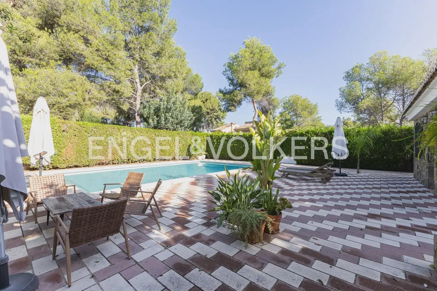 6 bedroom Villa for sale in Serra with pool garage - € 630,000 (Ref: 10156909)