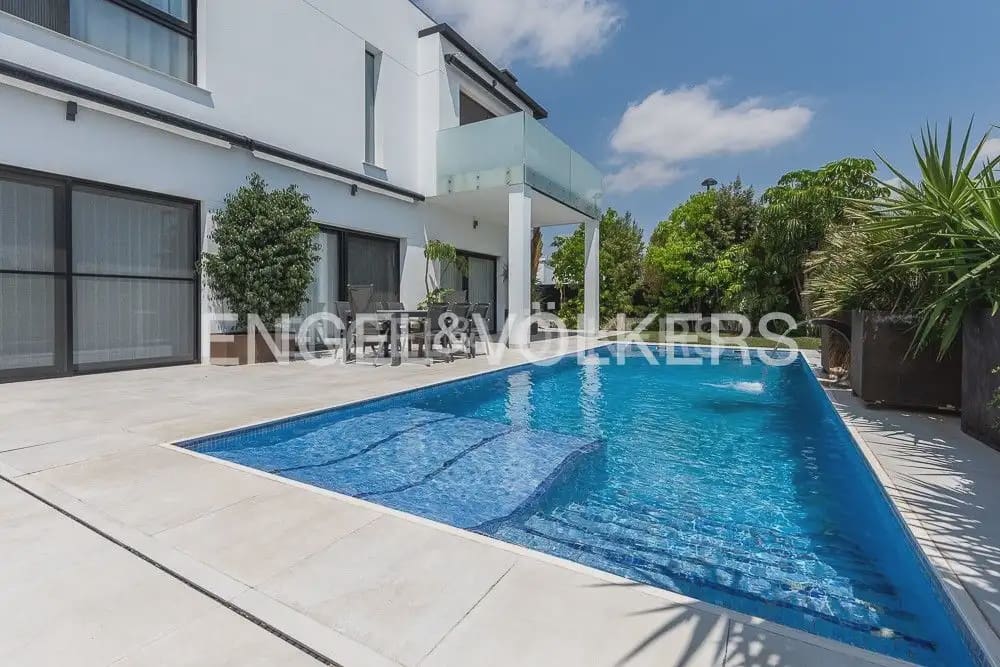 5 bedroom Villa for sale in Torrent with pool garage - € 995,000 (Ref: 10160043)