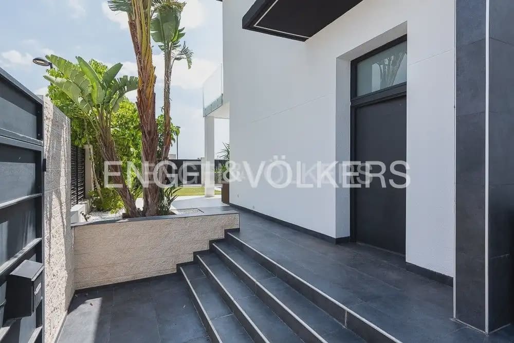5 bedroom Villa for sale in Torrent with pool garage - € 995,000 (Ref: 10160043)